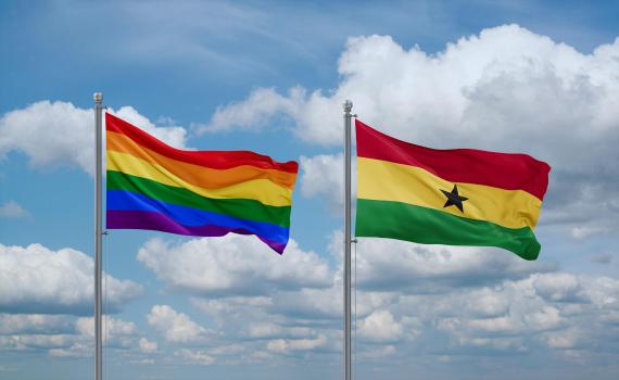 Flagge Ghanas und die Flagge der LGBT-Bewegung wehen gemeinsam