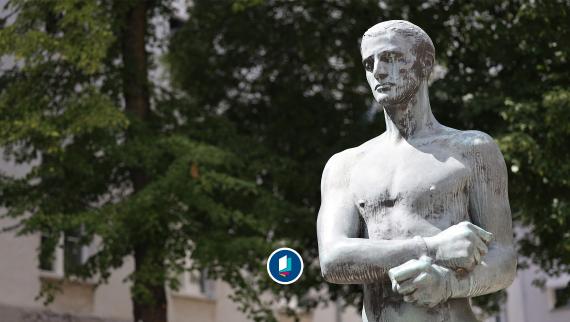Blick auf das Mahnmal an den Widerstand gegen den Nationalsozialismus im Ehrenhof des Bendlerblocks in Berlin.