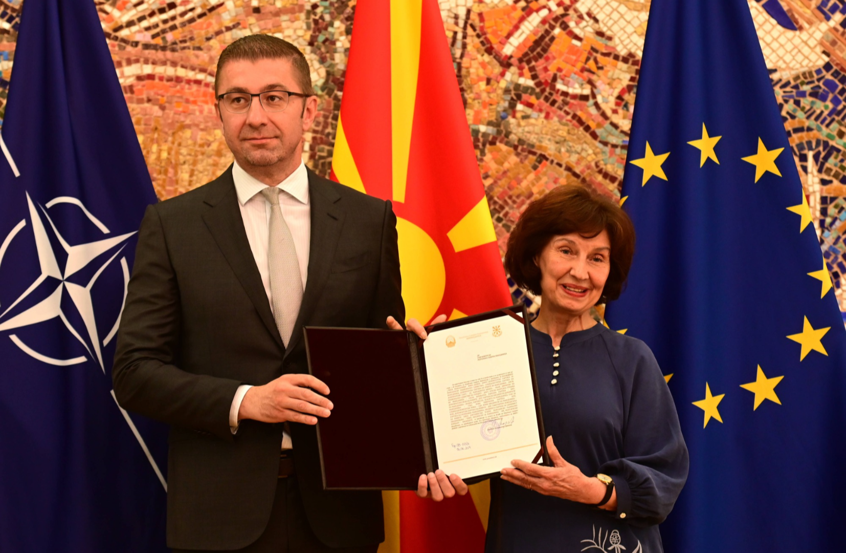 Gordana Siljanovska Davkova und Hristijan Mickoski bei der Übergabe eines Dokuments in Mazedonien im Juni 2024