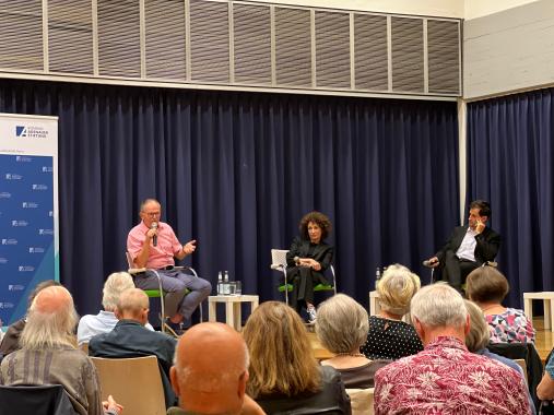 Lorenz Beckhardt, Halina Hildebrand und Philipp Peyman Engel im Gespräch