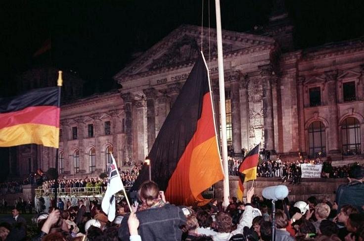 Die schwarz-rot-goldene Bundesfahne vor dem Reichstag am 3. Oktober 1990.