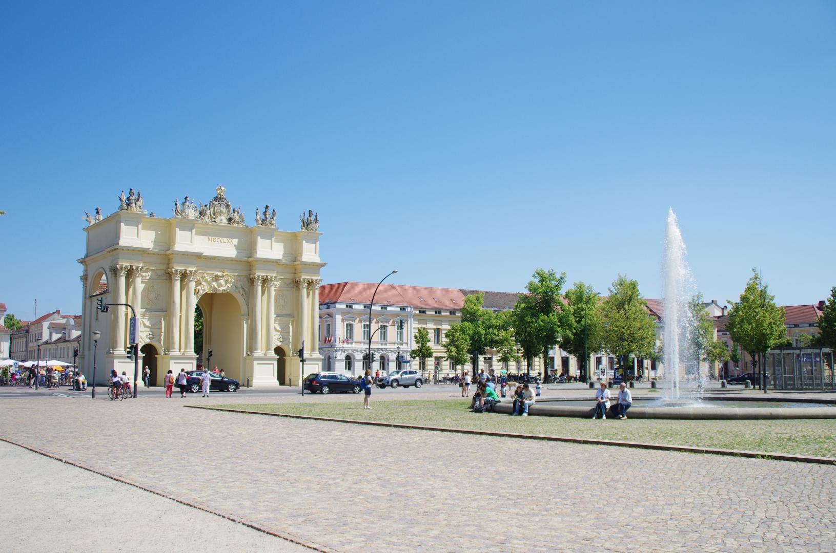 Luisenplatz Potsdam (https://commons.wikimedia.org/wiki/File:Luisenplatz_mit_Brandenburger_Tor_Potsdam.jpg)