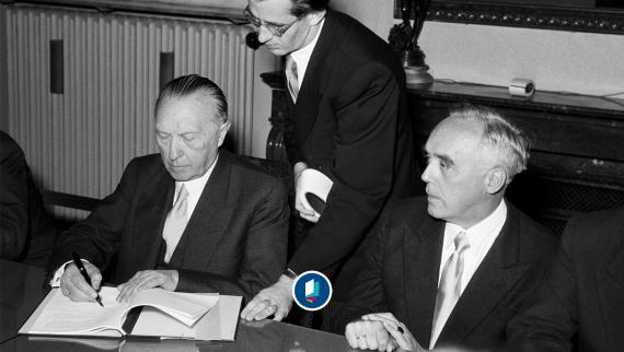 Bundeskanzler Konrad Adenauer (l.), bei der Unterzeichnung des Luxemburger Abkommens zwischen der Bundesrepublik Deutschland und dem Staat Israel am 10. September 1952. Rechts im Bild Franz Böhm, Delegationsleiter und Professor an der Goethe-Universität Frankfurt/Main.