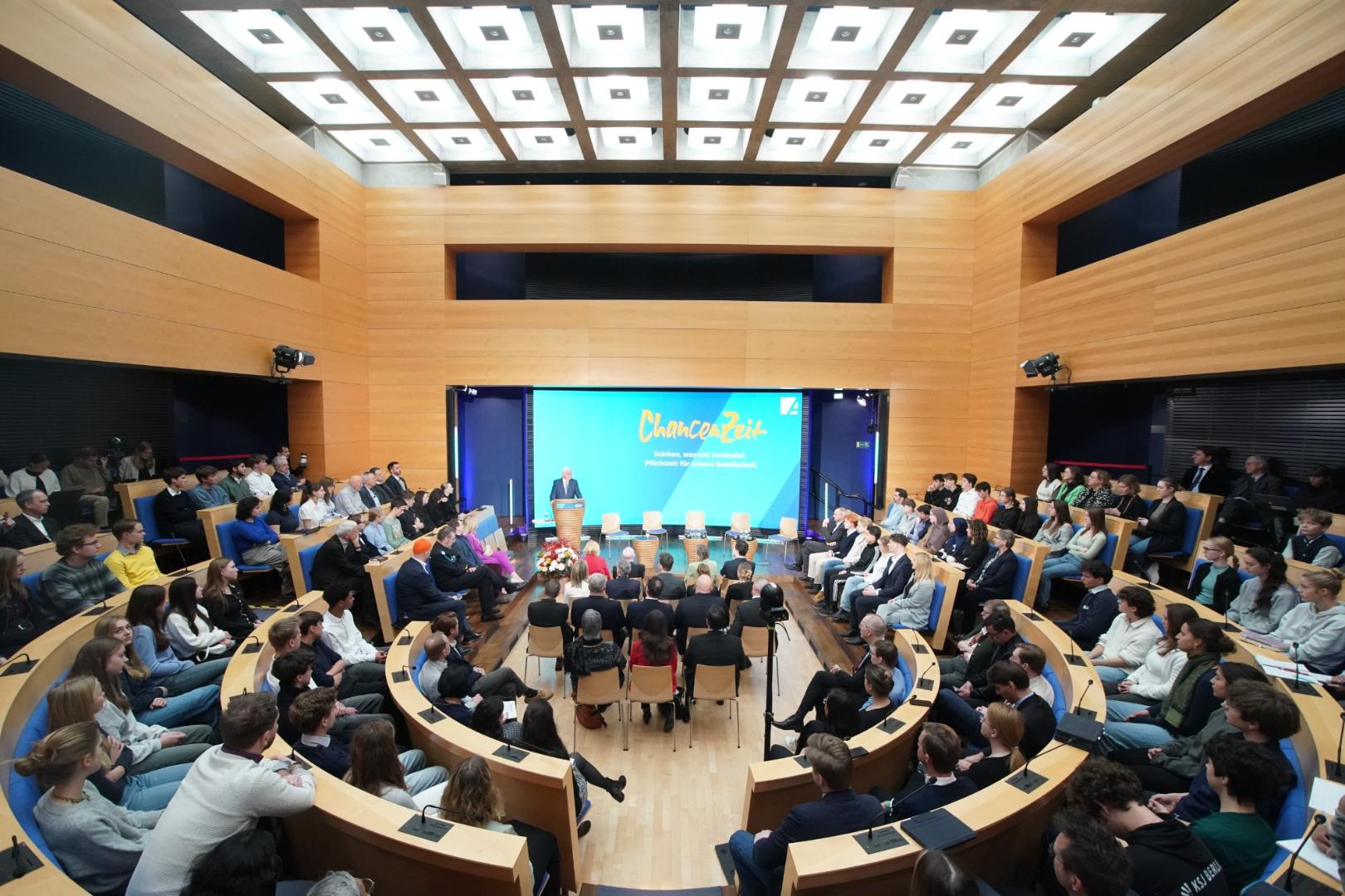 Auditorium während Bundespräsident Frank-Walter Steinmeier seinen einleitenden Impuls gibt