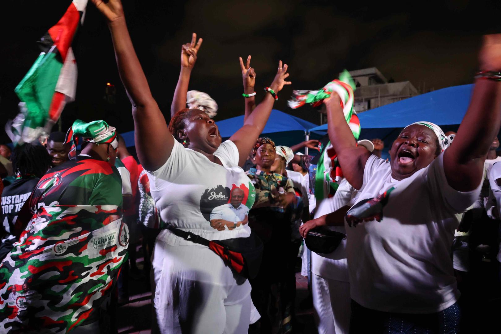 jubelnde Damen wegen dem Sieg der NDC