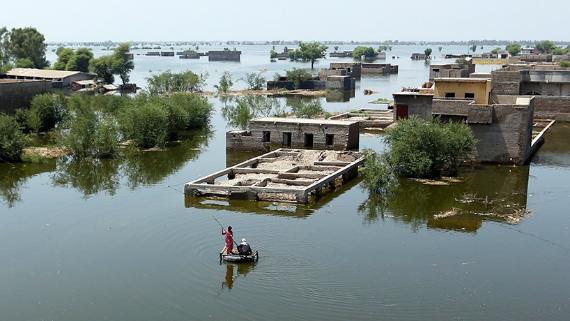Menschen benutzen ein behelfsmäßiges Floß, um sich durch die vom Monsunregen verursachten Überschwemmungen im Bezirk Dadu in der pakistanischen Provinz Sindh zu retten, Donnerstag, 9. September 2022. Die beispiellose Überschwemmung, die Mitte Juni begann, löste Erdrutsche und eingestürzte Häuser aus, tötete mehr als 1.300 Menschen und machte über 600.000 Menschen in Pakistan obdachlos.
