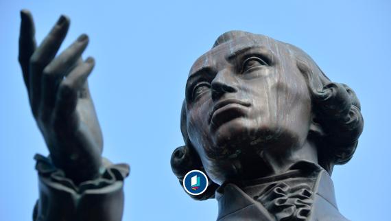 Blick auf einen Teil des Denkmals für Immanuel Kant in Kaliningrad, dem ehemaligen Königsberg, die Stadt, in der Immanuel Kant lebte, als Professor der Logik und Metaphysik lehrte und 1804 starb.