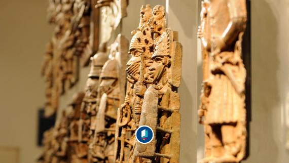 Foto von 2012 im British Museum ausgestellte Benin-Bronzen