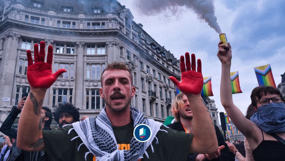„Pro-palästinensische” Demonstranten bei einer Demonstration in London am 25. Juni 2024. Die rot gefärbten Hände sollen das 