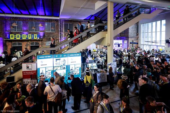 Cafe Kyiv 2025 - Blick auf die gut gefüllte Halle