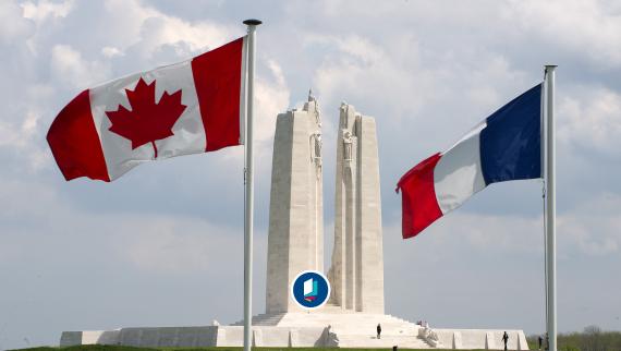 Die kanadische und die französische Flagge am kanadische Nationaldenkmal in Vimy in Frankreich.