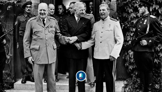 Großbritanniens Premierminister Winston Churchill, US-Präsident Harry S. Truman und der sowjetische Diktator Josef Stalin auf der Potsdamer Konferenz im Sommer 1945.