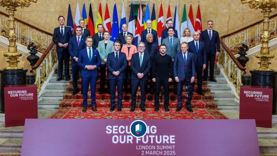 Der britische Premierminister Keir Starmer, vorne in der Mitte, und der ukrainische Präsident Volodymyr Selenskyy, vorne in der Mitte rechts, posieren mit europäischen Staats- und Regierungschefs beim Securing Our Future London Summit am 2. März 2025. Weitere Teilnehmer waren der türkische Außenminister, der NATO-Generalsekretär sowie die Präsidentin der Europäischen Kommission und der Präsident des Europäischen Rates.