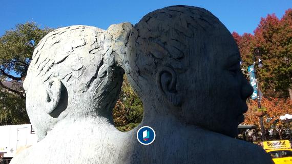 Moderne Kunstinstallation einer Bronzeskulptur der römischen Janus-Gottheit von Lionel Smit, New York, 2016