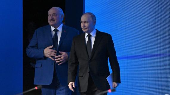 Putin mit Lukaschenko vor der Plenarsitzung des Internationalen Forums „Großes Vermächtnis, gemeinsame Zukunft“ des Unionsstaates. Am 29. April 2025, Wolgograd.