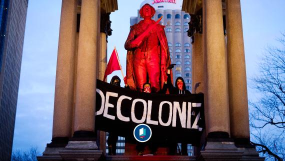 Demonstranten am Macdonald Monument in Montreal, das an den ersten Premierminister Kanadas, John A. Macdonald, erinnert.