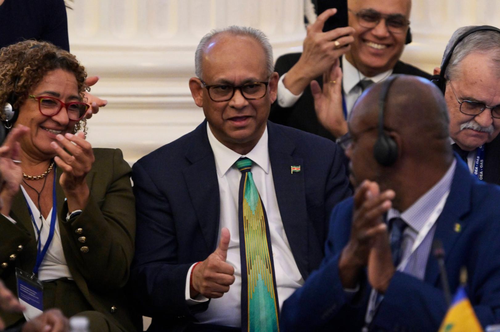 Der Außenminister von Surinam, Albert Ramchand Ramdin, feiert seine Wahl zum Generalsekretär während einer Sitzung der Organisation Amerikanischer Staaten (OAS) in Washington (EE.UU.).