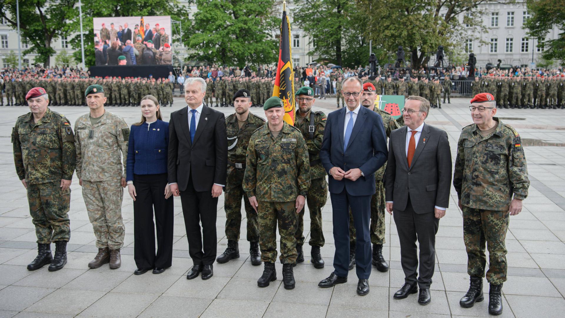 Friedrich März und Boris Pistorius neben Carsten Breuer in Litauen. Im Hintergrund deutsche Armee