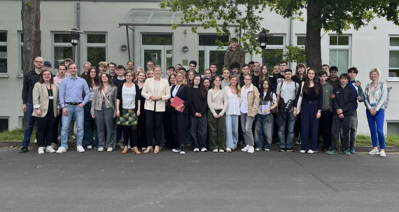 Gruppenbild von Schüler*innen und Lehrkräften