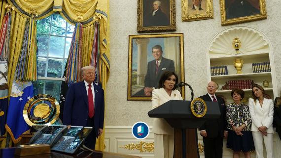 US-Präsident Donald J. Trump und die ehemalige Fox News-Moderatorin Jeanine Pirro im Oval Office des Weißen Hauses in Washington, D.C., 28. Mai 2025.