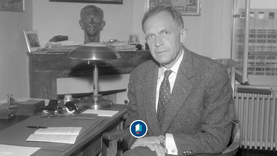 Ökonom und Sozialphilosoph Wilhelm Röpke an seinem Schreibtisch in Genf, 1959.