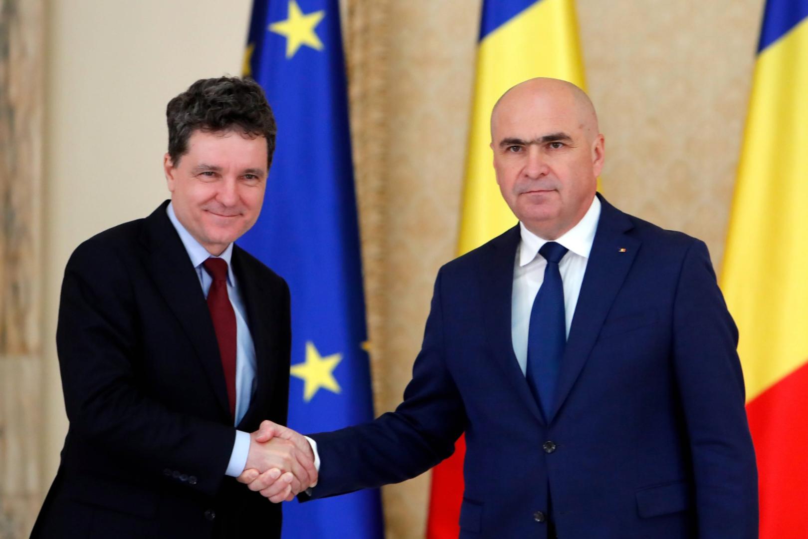 Der rumänische Präsident Nicusor Dan (L) schüttelt die Hand von Ilie Bolojan, der zum rumänischen Premierminister ernannt wurde