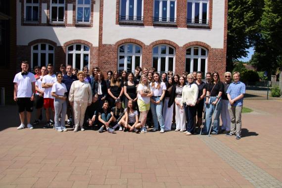 Ein Gruppenfoto von Jugendlichen.