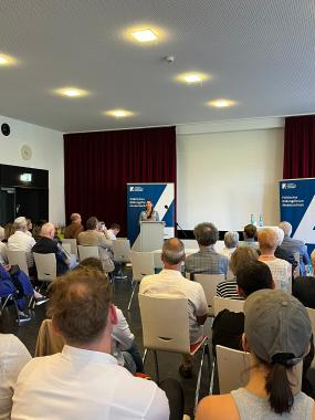 Ein Veranstaltungsfoto mit schlechter Kameraqualität aufgenommen