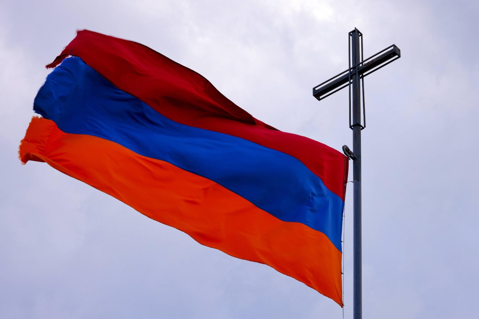 Armenische Fahne vor Kreuz