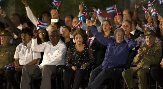 Der bolivianische Präsident Evo Morales (2. von links), die ehemaligen brasilianischen Präsidenten Dilma Rousseff (4. von links) und Luiz Inacio Lula da Silva (2. von rechts) sowie der kubanische Präsident Raúl Castro (rechts) nehmen am 3. Dezember 2016 an einer Massenkundgebung zu Ehren des kubanischen Revolutionsführers Fidel Castro auf dem Revolutionsplatz in Santiago de Cuba, Kuba, teil. Die Asche des kubanischen Revolutionsführers Fidel Castro traf am Samstag in Santiago de Cuba ein, wo er am Sonntag auf dem Friedhof Santa Ifigenia beigesetzt werden soll.