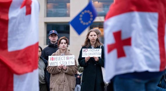 Etwa 200 Personen demonstrieren in Berlin mit einer Kundgebung gegen das offizelle Ergebnis der Parlamentswahl in Georgien. Die Wahlkommission ernannte die Regierungspartei Georgischer Traum zum Wahlsieger. Die Demonstranten befürchten eine Annäherung Georgiens an Russland.