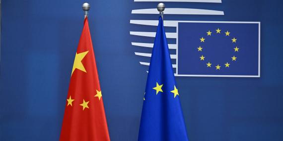 Flaggen von der EU und China nebeneinander