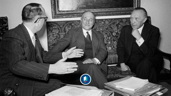 Bundeskanzler Konrad Adenauer (r.) am 5. April 1951 im Gespräch mit Jean Monnet (M.), Präsident der Pariser Schuman-Plan-Konferenz, über die Gründung der Europäischen Gemeinschaft für Kohle und Stahl (EGKS, Montanunion; l.: Walter Hallstein, Staatssekretär im Auswärtigen Amt).