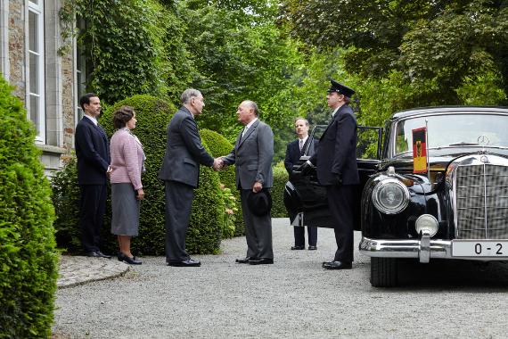 14. September 1958: Bundeskanzler Konrad Adenauer (Burghart Klaußner, 3.v.r.) und Ministerpräsident Charles de Gaulle (Jean-Yves Berteloot, 3.v.l.) begegnen sich zum ersten Mal im beschaulichen Colombey-les-Deux-Églises. Nicht nur Ehefrau Yvonne (Hélène Alexandridis, 2.v.l.) und Sohn Philippe (Pierre Lognay, l.) schauen mit Spannung auf das Treffen. Auch Adenauers Berater Günther Bachmann (Fabian Busch, 2.v.r.) und Fahrer Willi Klockner (Ronald Kukulies, r.) haben ihre eigene Meinung zu diesem historischen Moment.