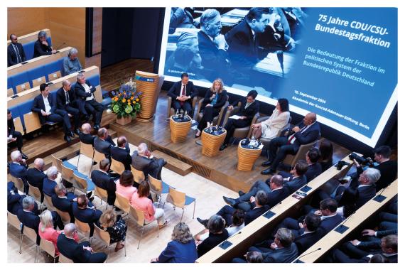 Blick auf die Podiumsdiskussion der Tagung 