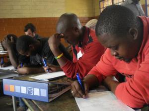 Soweto TV: Teilnehmer bei einer schriftlichen Übung