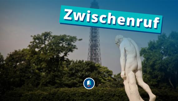 Marmor-Statue „Cain Venant de Tuer son Frère“ von Henri Vidal (1896) in Paris, im Hintergrund der Eiffelturm.