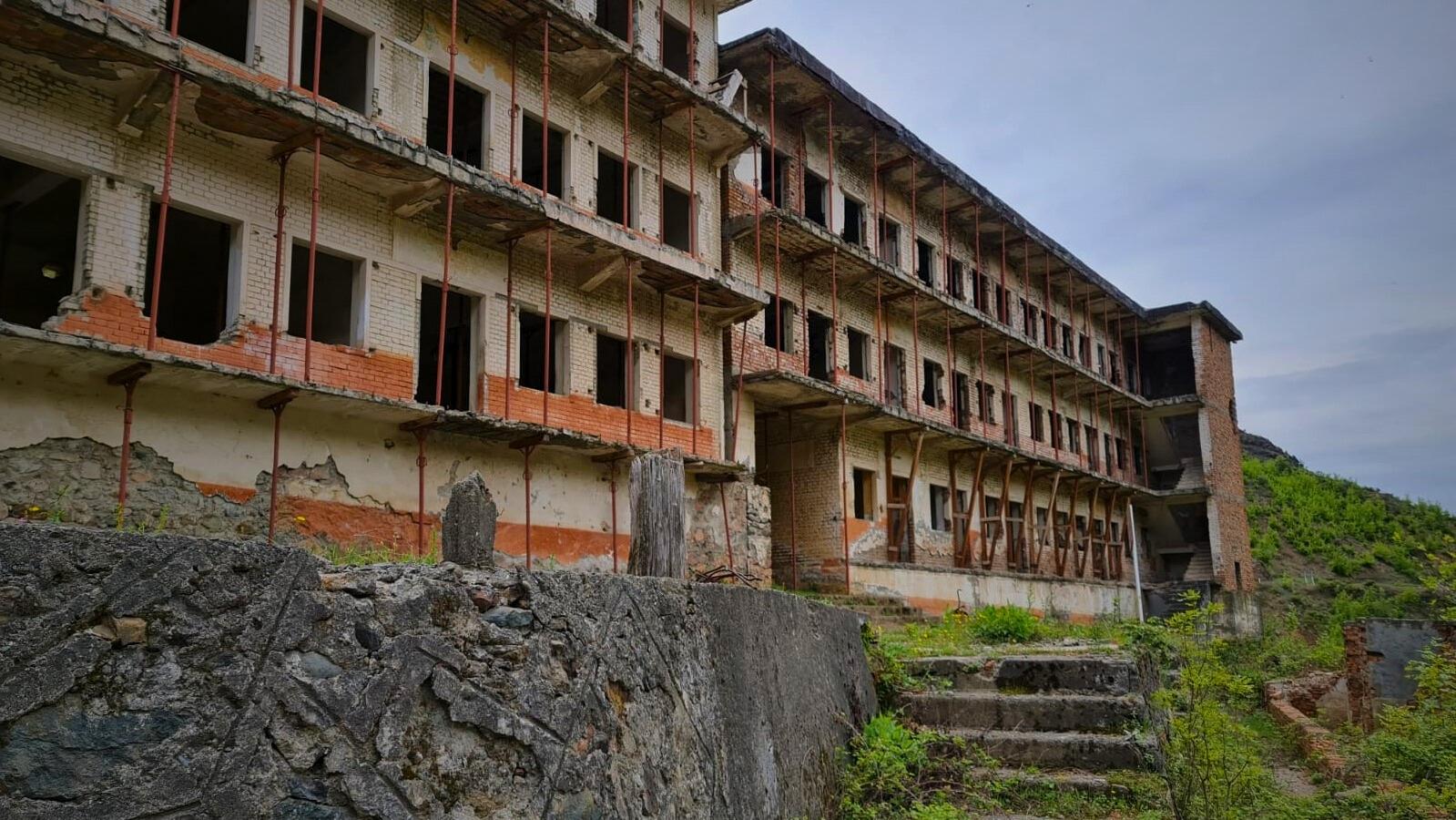 Spaç zählte zu den berüchtigtsten Einrichtungen im kommunistischen Albanien. Das Arbeitslager wurde 1991 geschlossen.