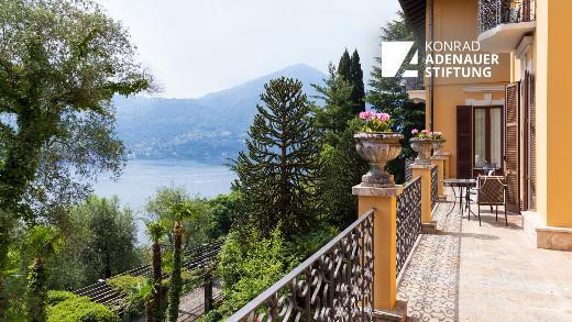 Terasse der Villa la Colliner am Come See mit Blick aufs Wasser