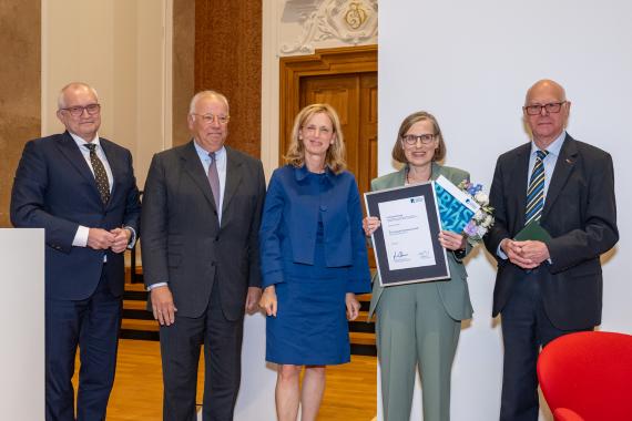 Preisvergabe an die FAZ-Wirtschaftsjournalistin: KAS-Fellow Christoph Schmidt, KAS-Schatzmeister Christoph Brand, Bundesministerin Karin Prien, Preisträgerin Heike Göbel, KAS-Vorsitzender Norbert Lammert (v.l.n.r.)