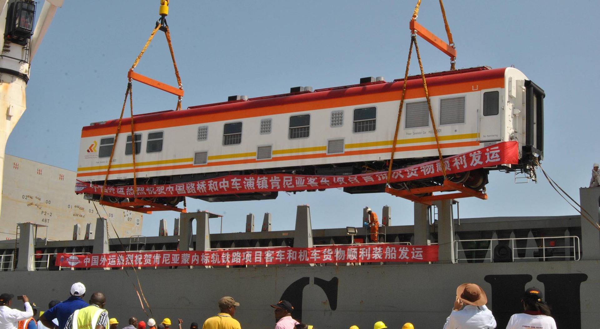 Arbeiter entladen am 29. Januar 2017 in Mombasa, Kenia, einen Personenwagen für die Eisenbahnstrecke Mombasa-Nairobi. Kenia hat 32 Personenwagen aus China erhalten, die auf der Hochgeschwindigkeits-Eisenbahnstrecke des ostafrikanischen Landes zum Einsatz kommen werden.