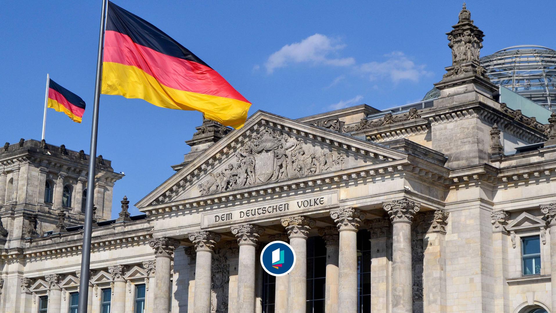 Bundestag: Deutsche Flaggen vor dem Reichstagsgebäude