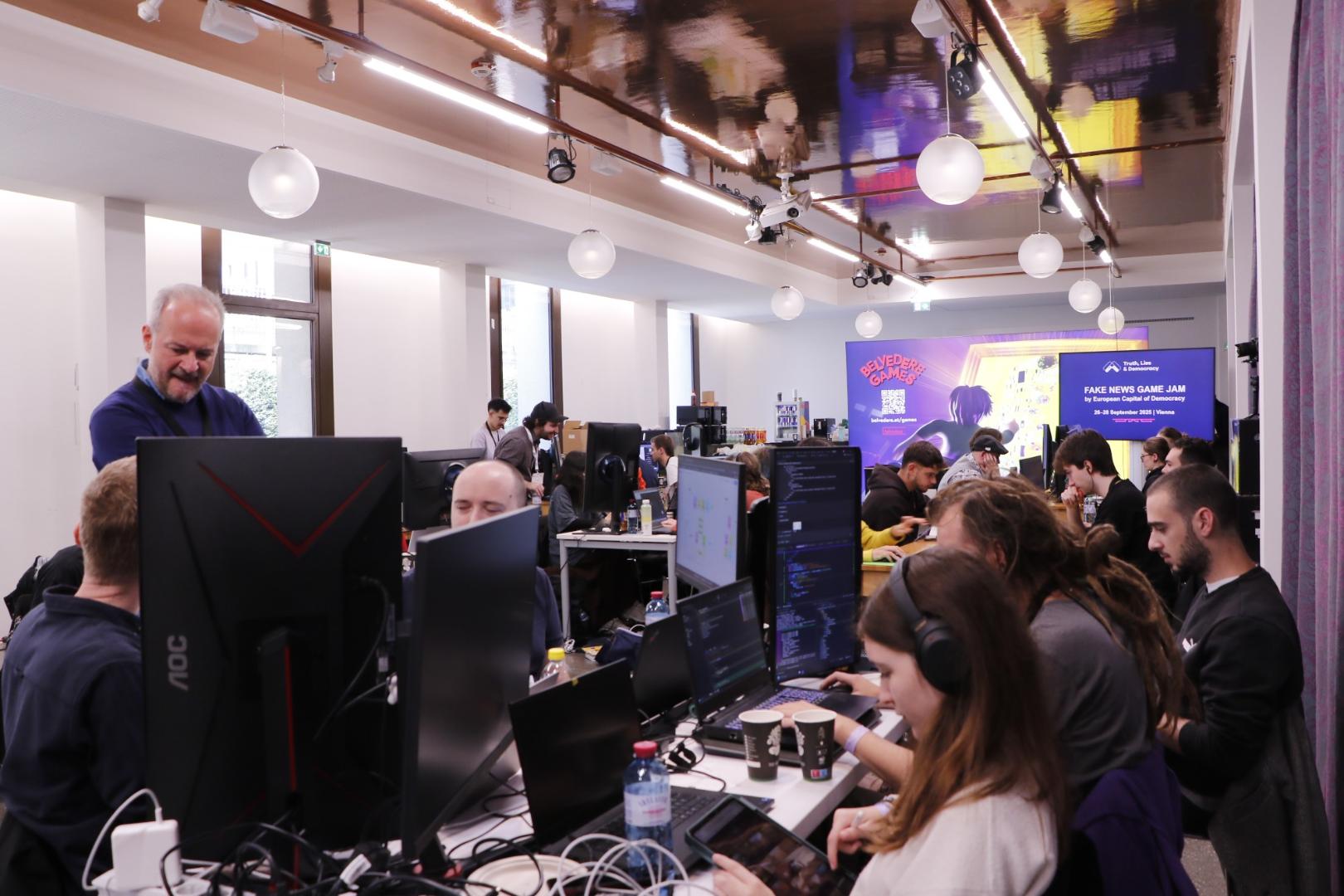 Teilnehmende während der Konzeption der interaktiven Spiele