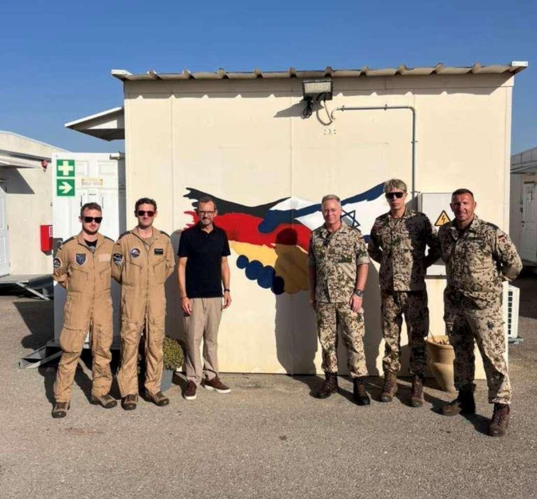 Visit of Röwekamp in Tel Nof _ Hands Picture