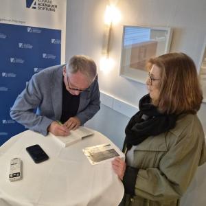 d835a57b-e972-4136-8258-01e9567b25dc