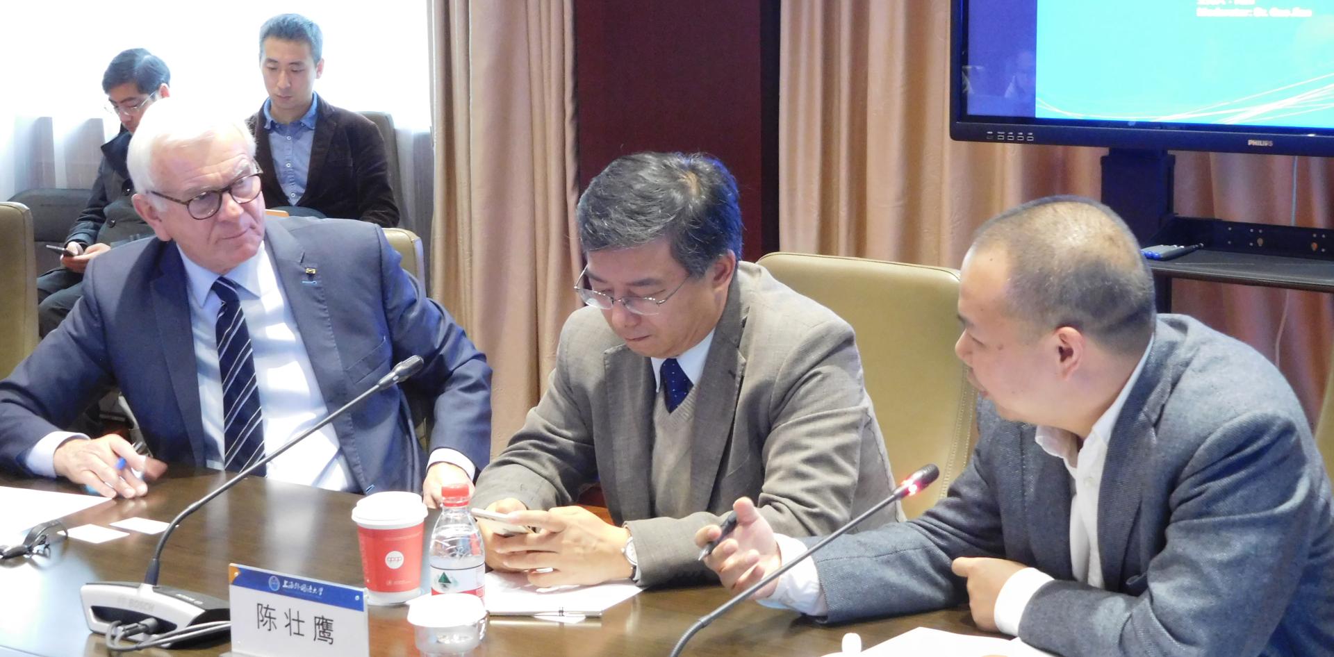 Dr. Pöttering im Gespräch mit Studenten und Vertretern der Shanghai International Studies University