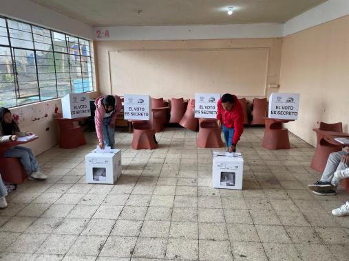 Wahlurnen in Wahllokal in Pifo