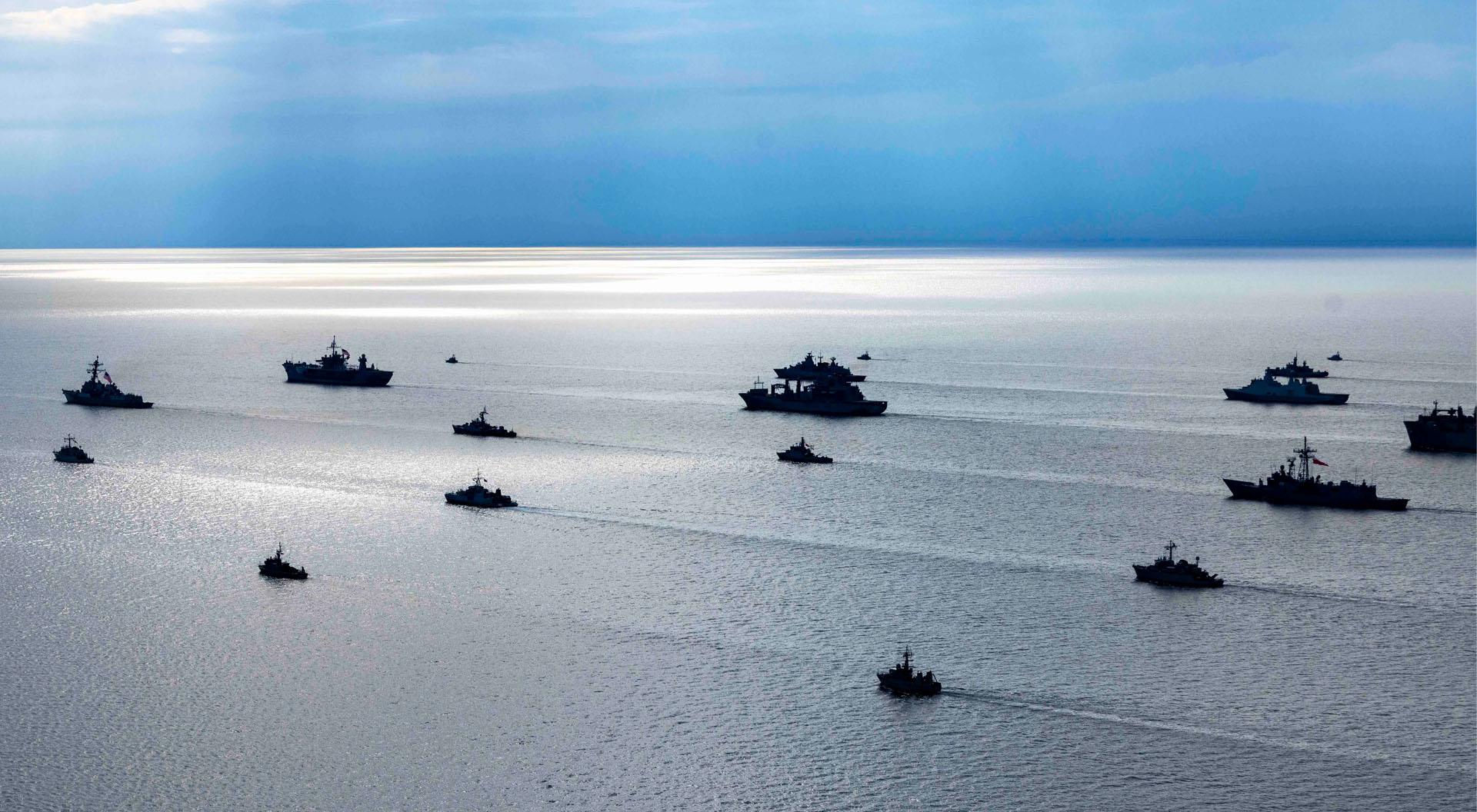 Schiffflotte auf dem Meer vor blauem Himmel