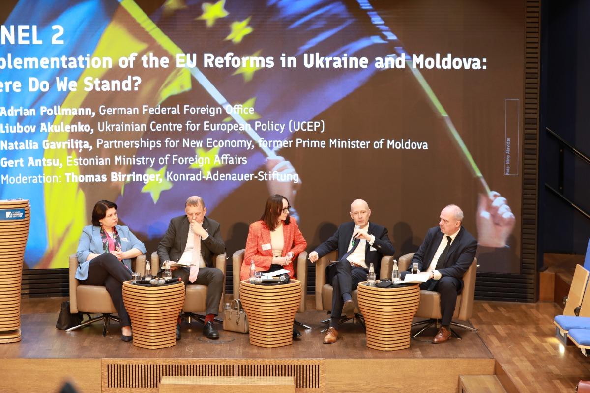 Die 5 Teilnehmerinnen der Diskussionsrunde auf dem Podium