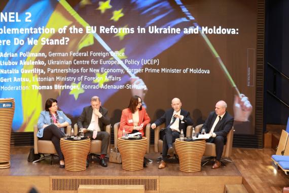 Die 5 Teilnehmerinnen der Diskussionsrunde auf dem Podium